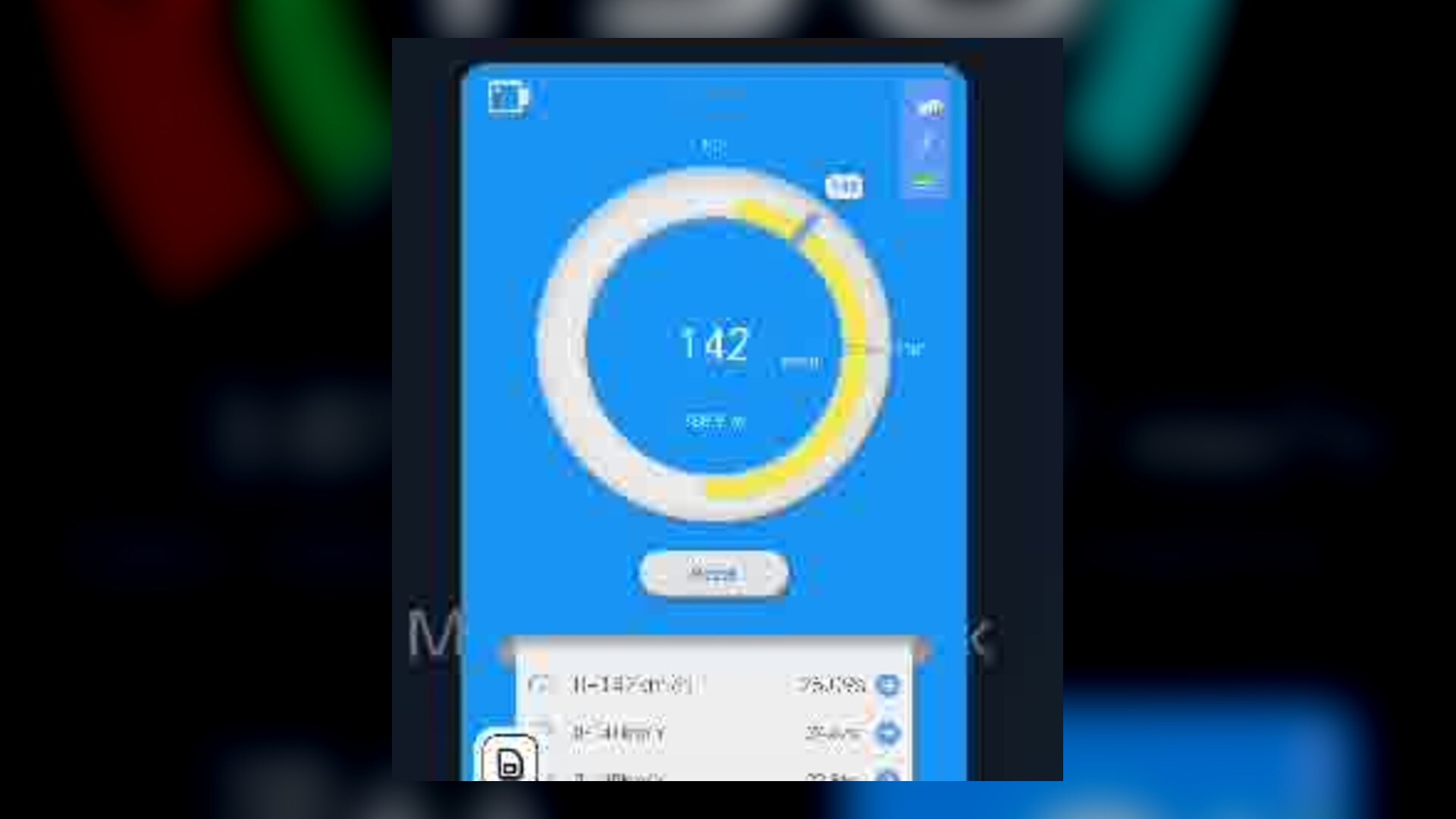 Крупный план встроенного GPS-счётчика на приборке: 142 км/ч